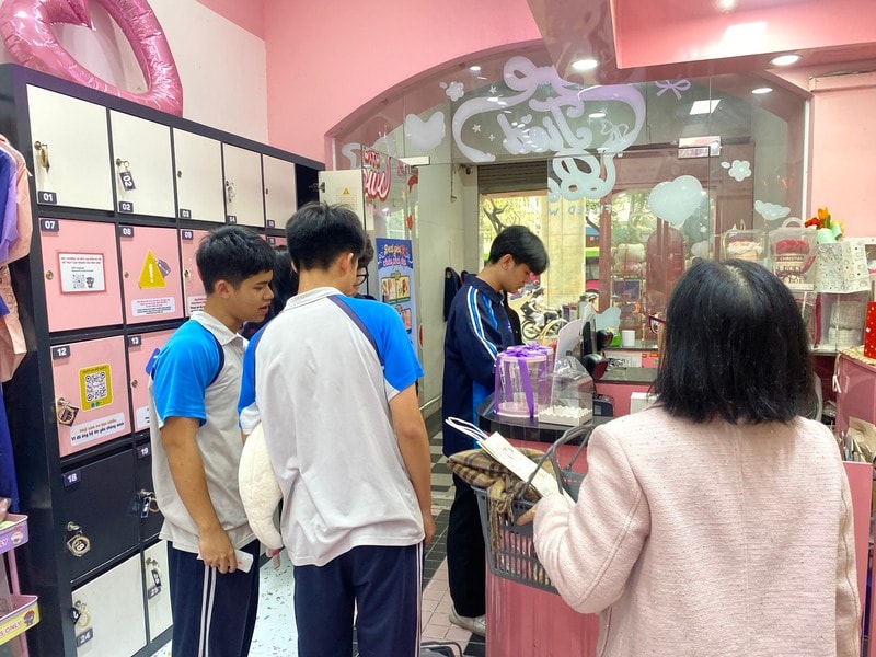 Người dân Hà Nội mua sắm quà tặng dịp Quốc tế Phụ nữ 8/3