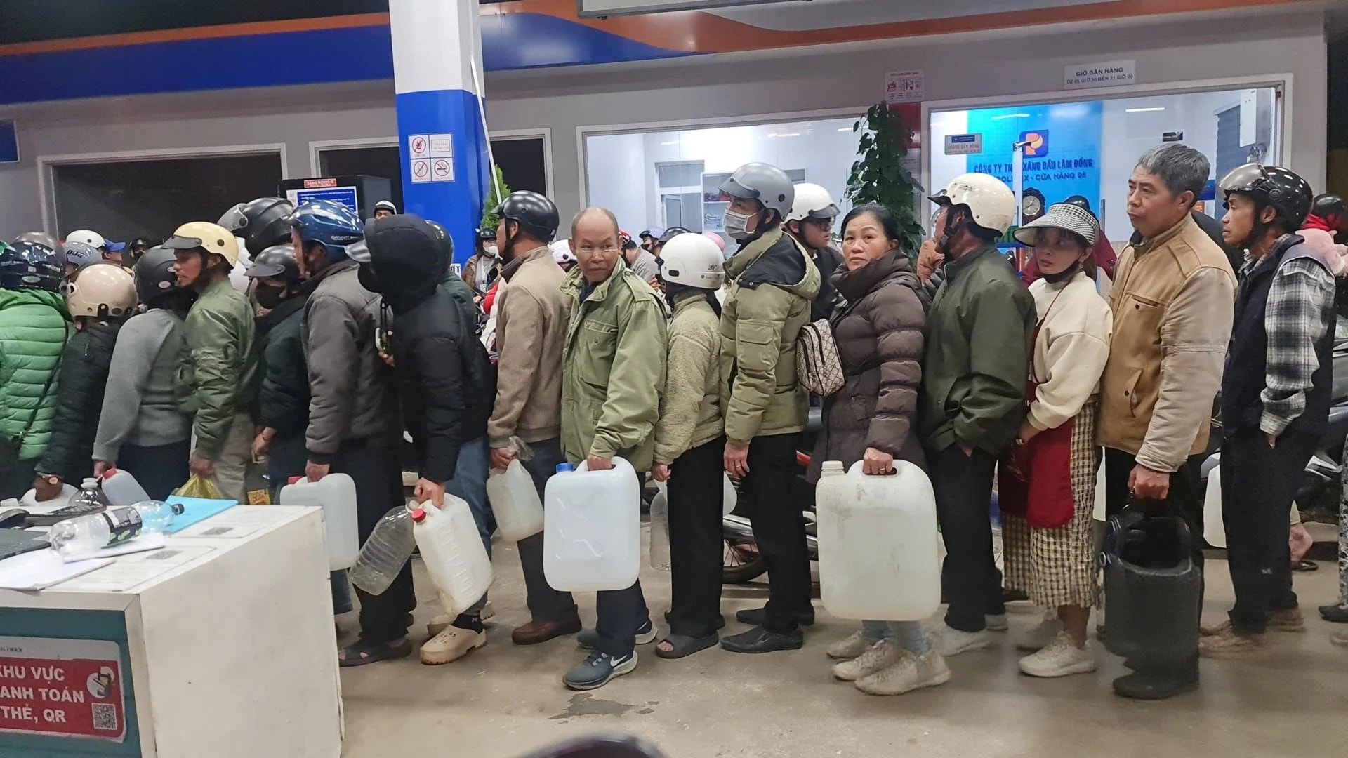 Lực lượng chức năng kiểm tra hoạt động kinh doanh xăng dầu tại cửa hàng bán lẻ