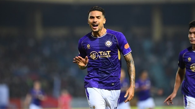 Đỗ Hoàng Hên ăn mừng bàn thắng và gửi thông điệp đến HLV Kim Sang-sik