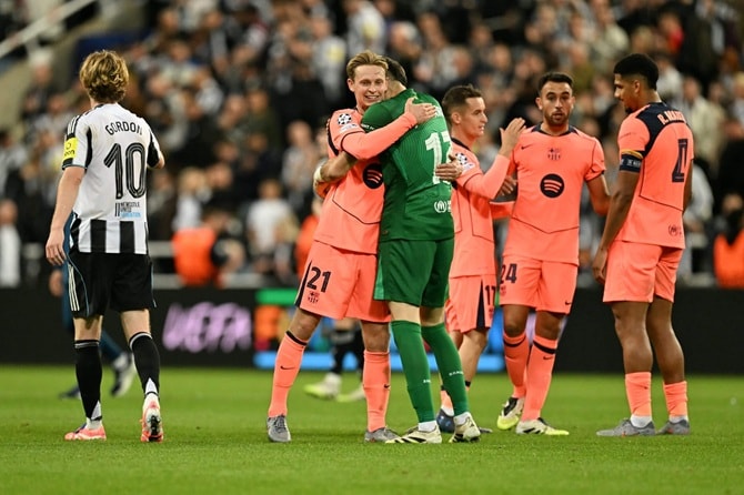 Áp lực đang đè nặng lên vai thầy trò HLV Eddie Howe trong nỗ lực tìm vé vào tứ kết.