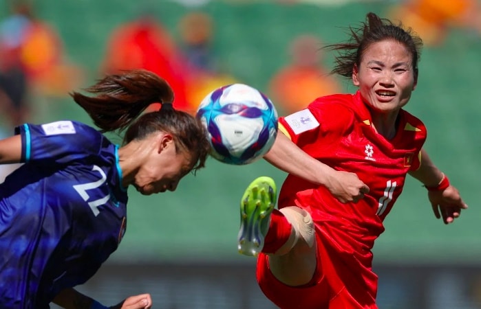 Các cầu thủ nữ Việt Nam tập trung triển khai thế trận phòng ngự trước Nhật Bản