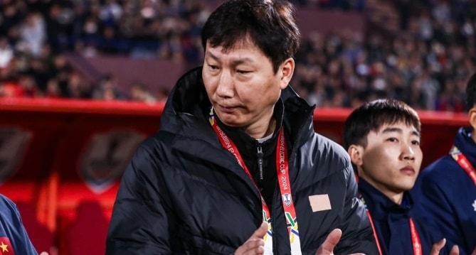 HLV Kim Sang Sik đang tính toán những thay đổi chiến thuật quan trọng cho trận gặp Malaysia vào cuối tháng 3.