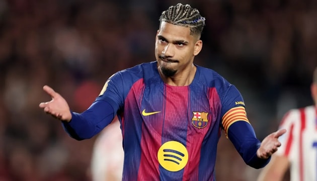 Ronald Araujo có thể là quân bài chiến lược của Barcelona.