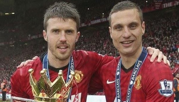Vidic chọn bảo vệ Michael Carrick giữa áp lực ghế nóng tại Man United.