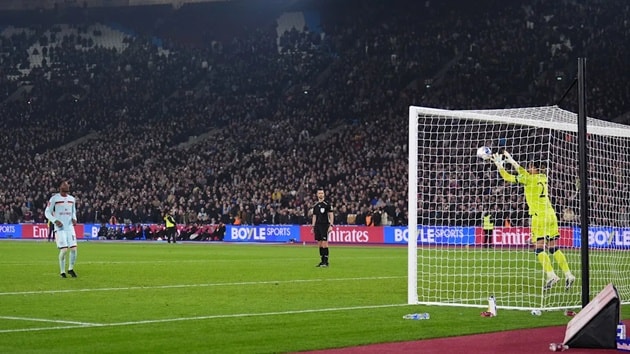 Dango Ouattara thực hiện cú Panenka hỏng ăn khiến Brentford bị loại khỏi FA Cup.