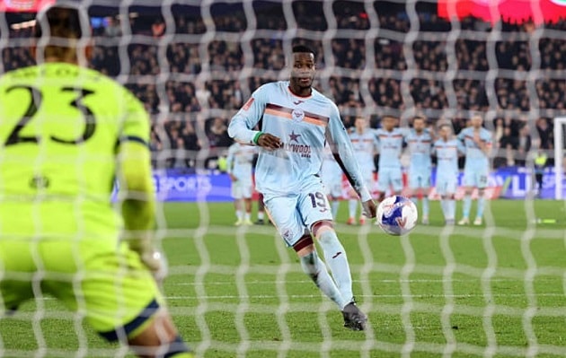 Ouattara có cú Panenka thảm họa.