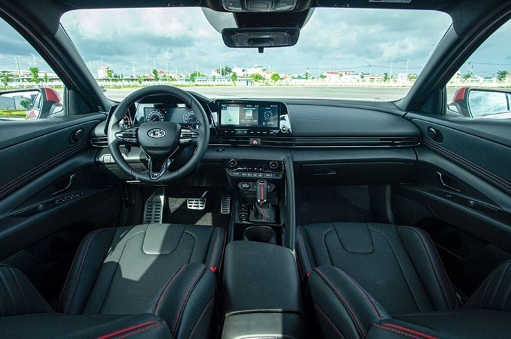 Khoang lái Hyundai Elantra 2026 hiện đại với màn hình kép