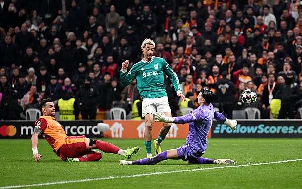 Hugo Ekitike bỏ lỡ cơ hội đối mặt khung thành