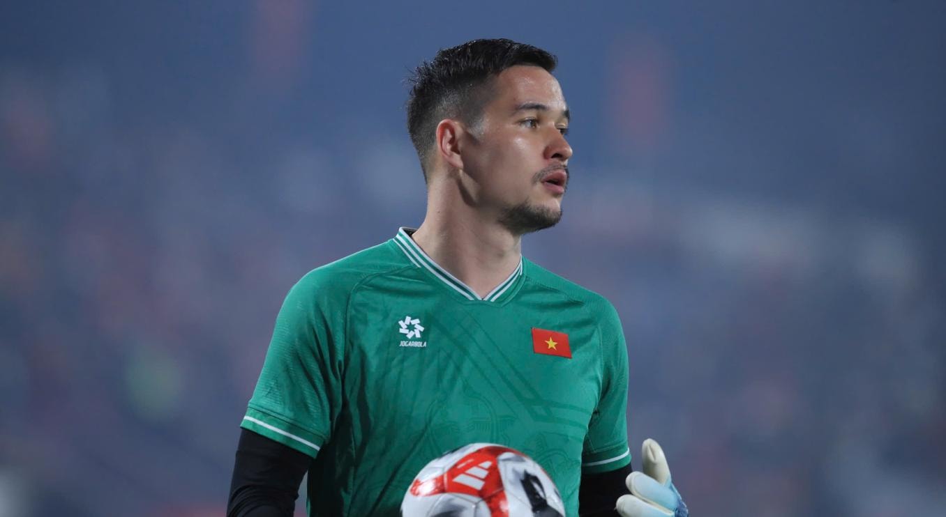 Thủ môn Nguyễn Filip trong đợt tập trung đội tuyển quốc gia mặc dù phong độ tại câu lạc bộ chưa ổn định.