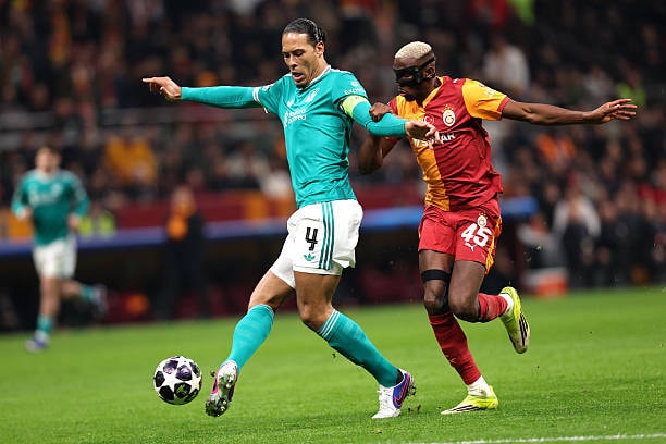 Virgil van Dijk nỗ lực ngăn chặn Victor Osimhen