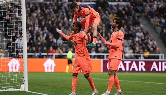 Lamine Yamal thi đấu nỗ lực trong vòng vây các cầu thủ Newcastle tại Champions League.