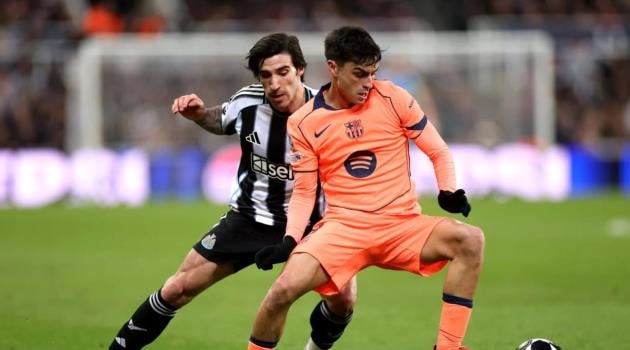 Sandro Tonali thi đấu bế tắc trong cuộc đối đầu với các tiền vệ Barcelona tại Champions League.