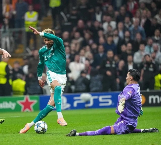 Tiền đạo Hugo Ekitike một lần nữa gục ngã trước sự xuất sắc của Ugurcan Cakir.