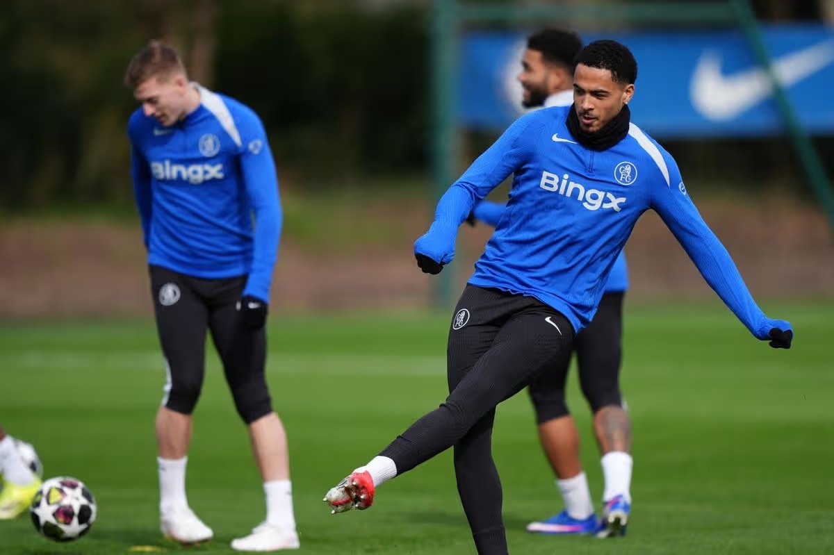 Hàng thủ Chelsea đón chào sự trở lại của Colwill.