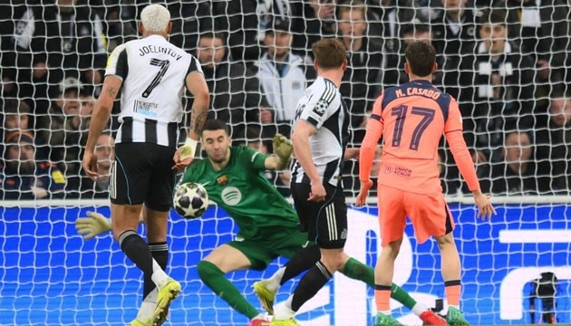 Harvey Barnes ăn mừng bàn thắng mở tỷ số cho Newcastle vào lưới Barcelona.