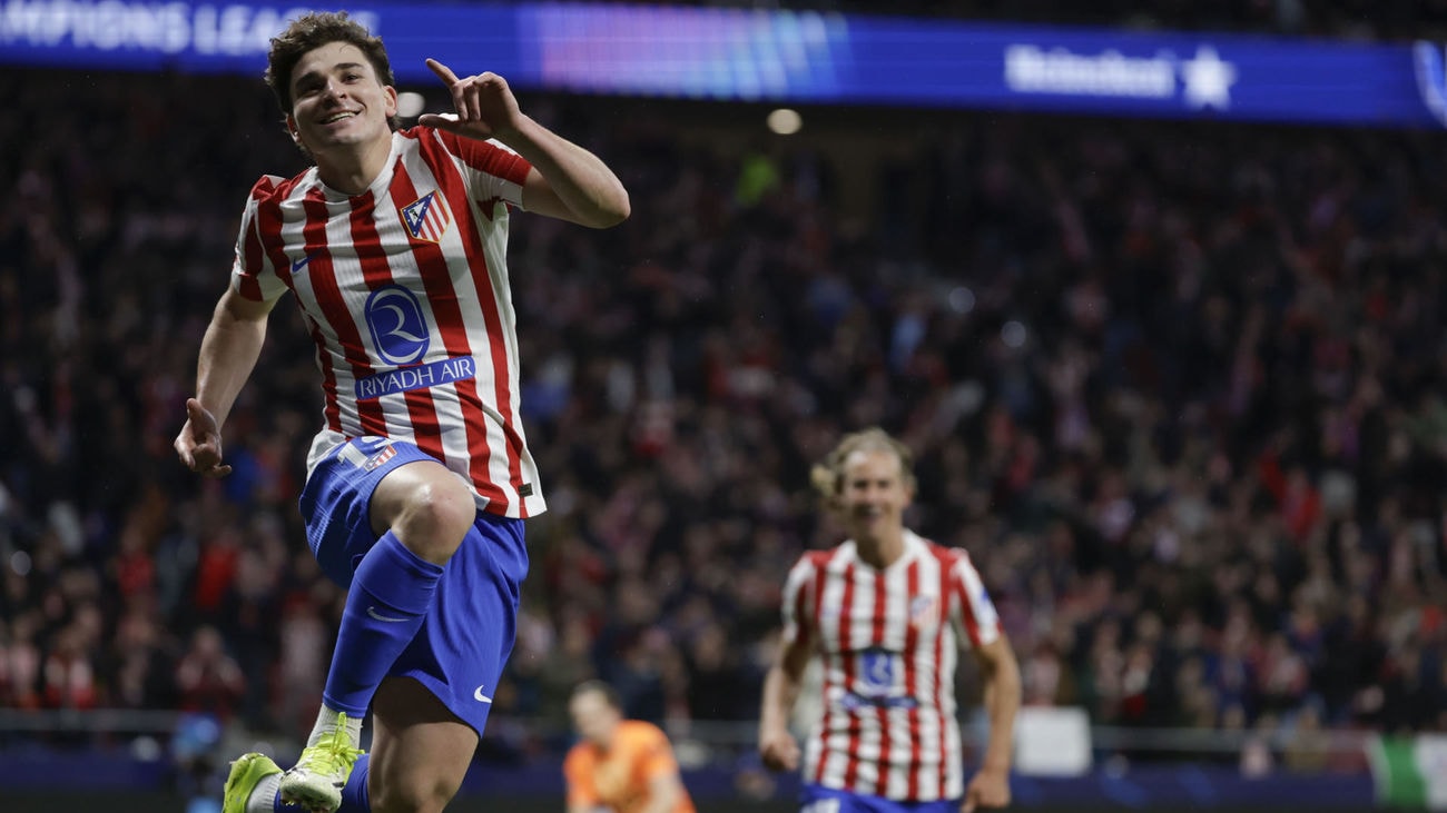 Julian Alvarez ghi cú đúp vào lưới Tottenham Hotspur trong chiến thắng 5-2.