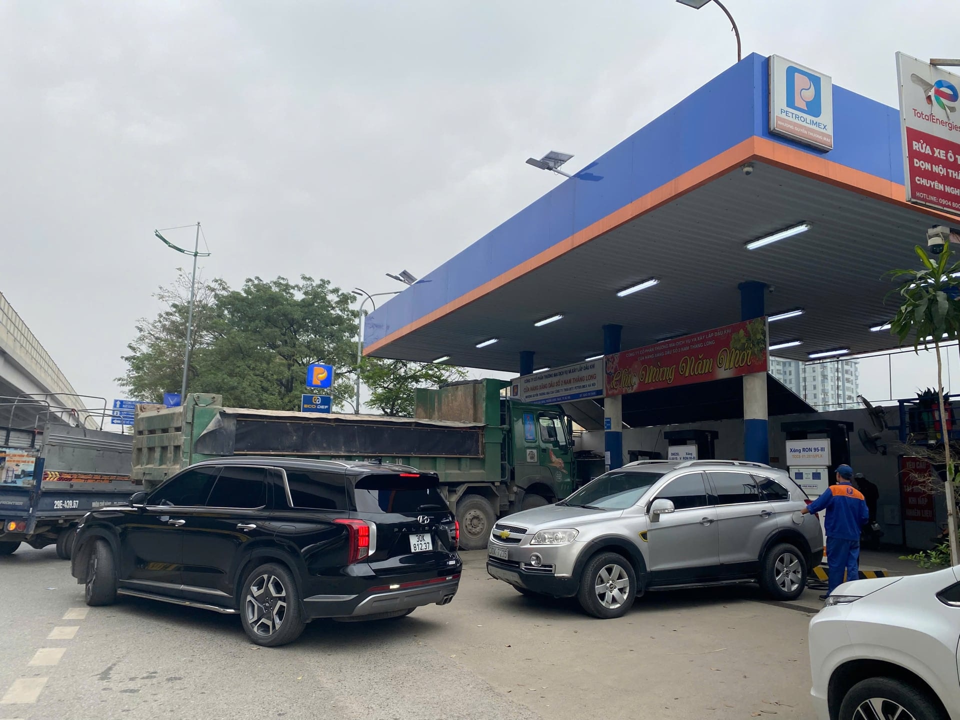 Giá xăng RON 95 tăng 330 đồng, dầu diesel tăng 550 đồng từ 22h ngày 12/3