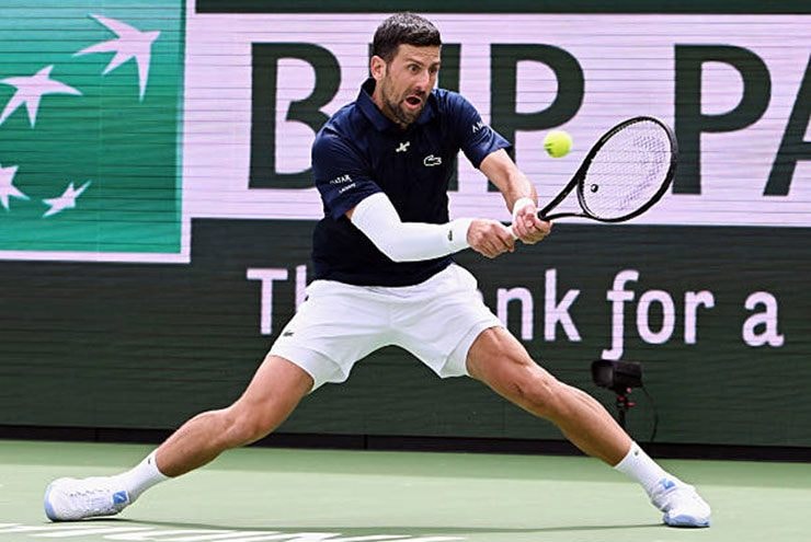 Tay vợt Novak Djokovic trong trận đấu kịch tính với Jack Draper tại Indian Wells