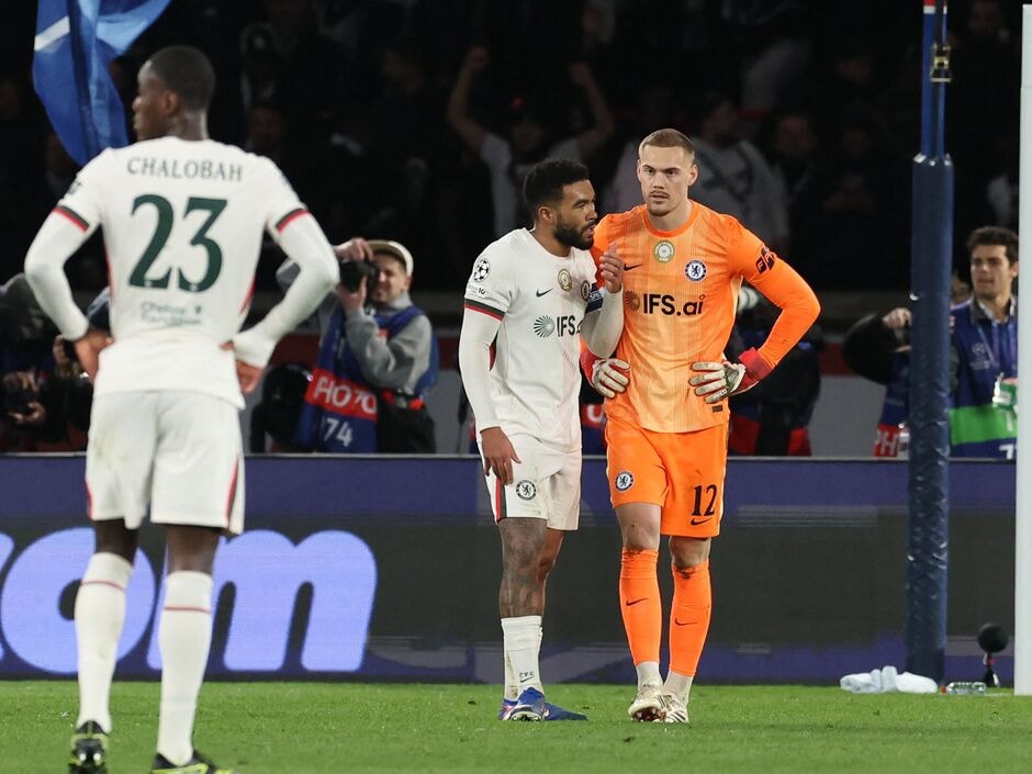 Trevoh Chalobah bị kéo lệch vị trí trước áp lực của PSG