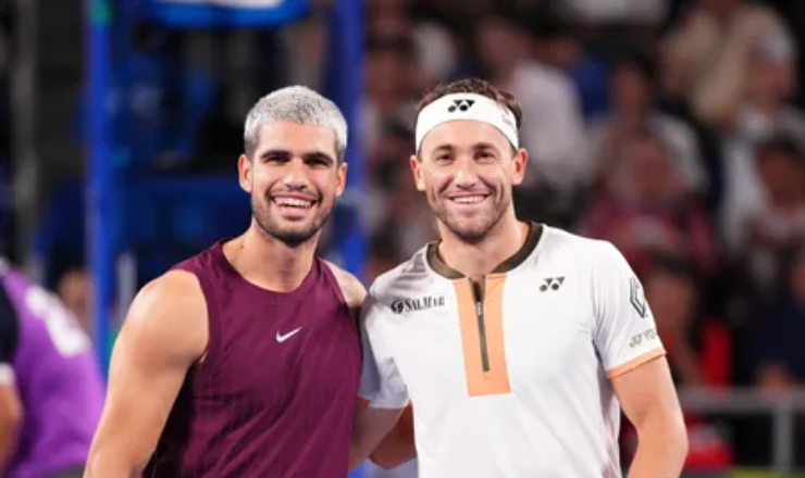 Alcaraz (bên trái) đang có phong độ rất cao, Ruud (bên phải) khó lòng tạo ra bất ngờ