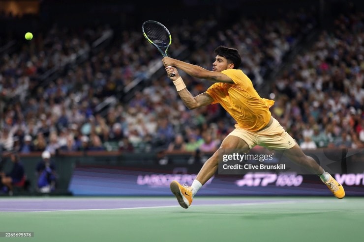 Carlos Alcaraz ăn mừng điểm số trong trận gặp Casper Ruud tại Indian Wells