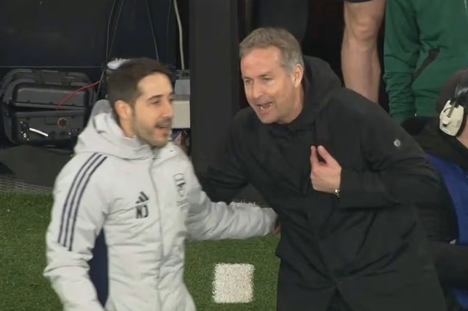 Nicolas Jover và HLV Hjulmand trao đổi trong trận đấu giữa Arsenal và Bayer Leverkusen.