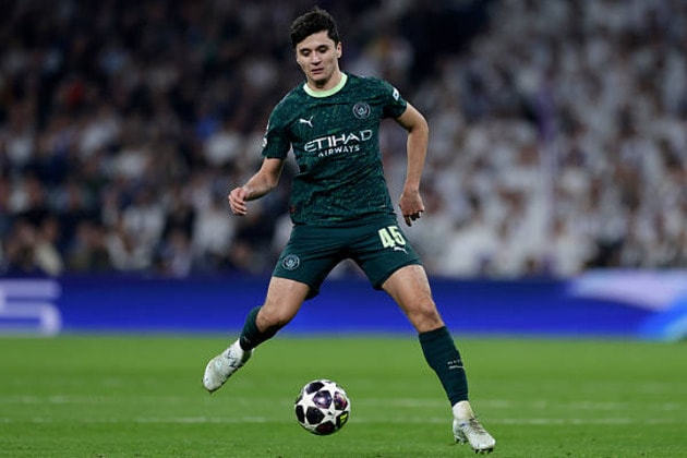 Hậu vệ Abdukodir Khusanov gặp nhiều khó khăn trước Vinicius Jr