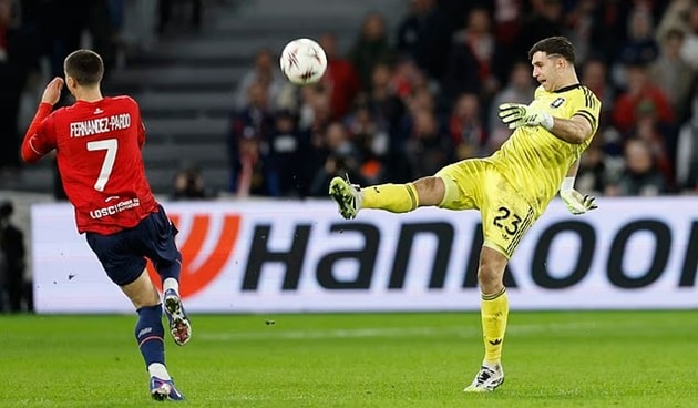 Emiliano Martinez thi đấu tập trung trước sức ép từ cổ động viên Lille