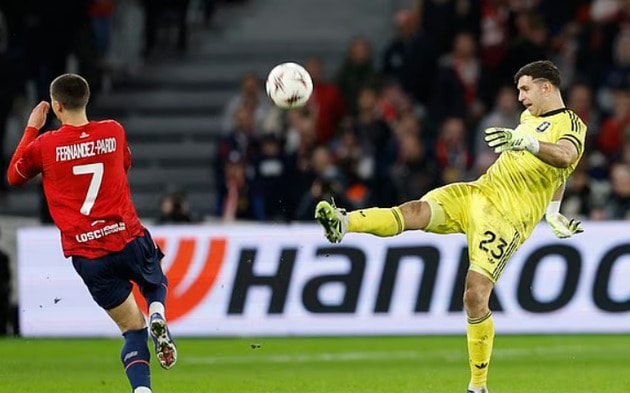 Martinez thi đấu trong tiếng la ó của CĐV đội chủ nhà.