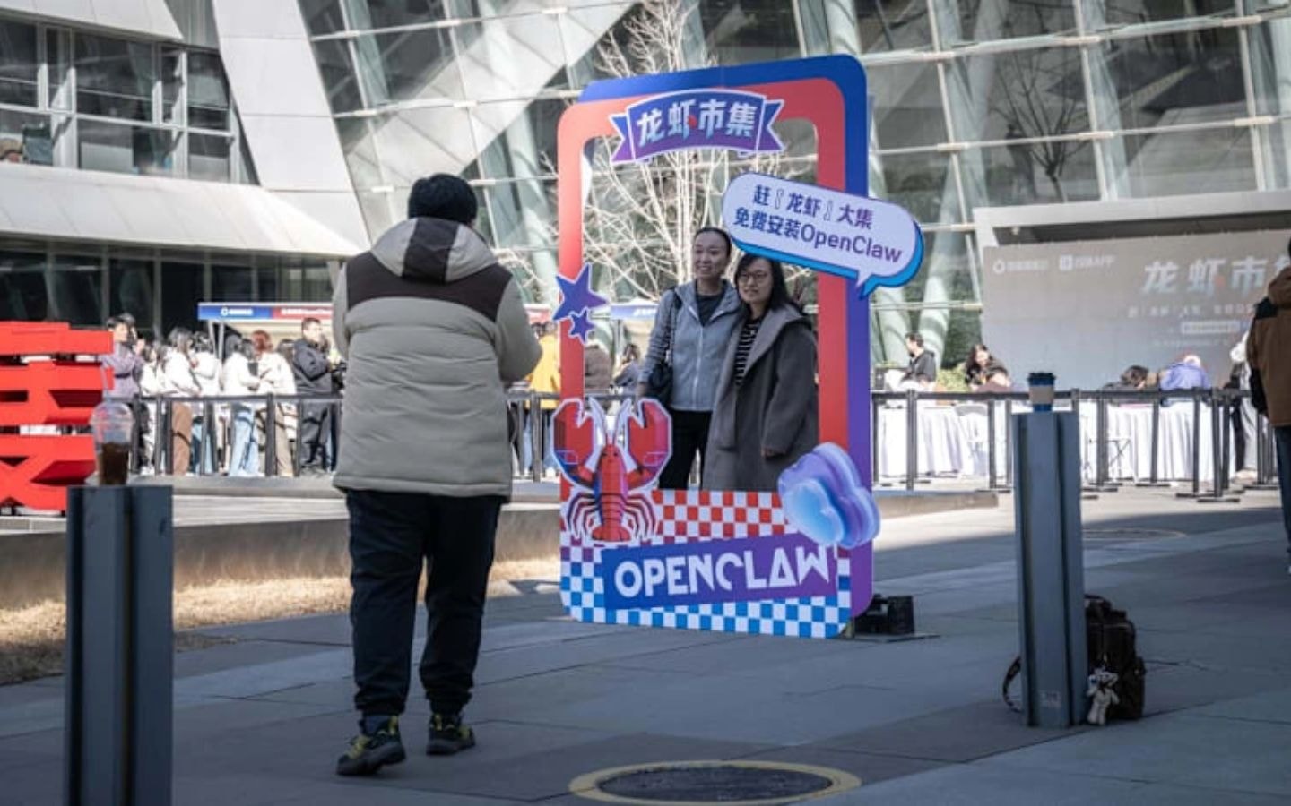 Cơn sốt OpenClaw và tác động của AI tại Trung Quốc 3 Người dùng vui vẻ chụp ảnh tại sự kiện OpenClaw