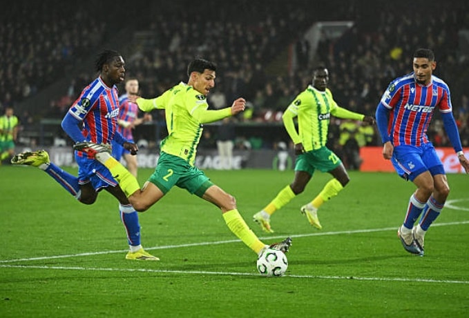 AEK Larnaca kiên cường chống đỡ các đợt tấn công từ đội chủ nhà