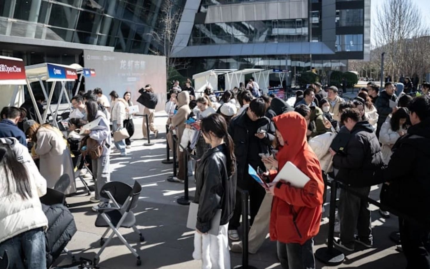 Cơn sốt OpenClaw và tác động của AI tại Trung Quốc 1 Nhiều người háo hức tham dự sự kiện OpenClaw của Baidu ở Bắc Kinh ngày 11/3