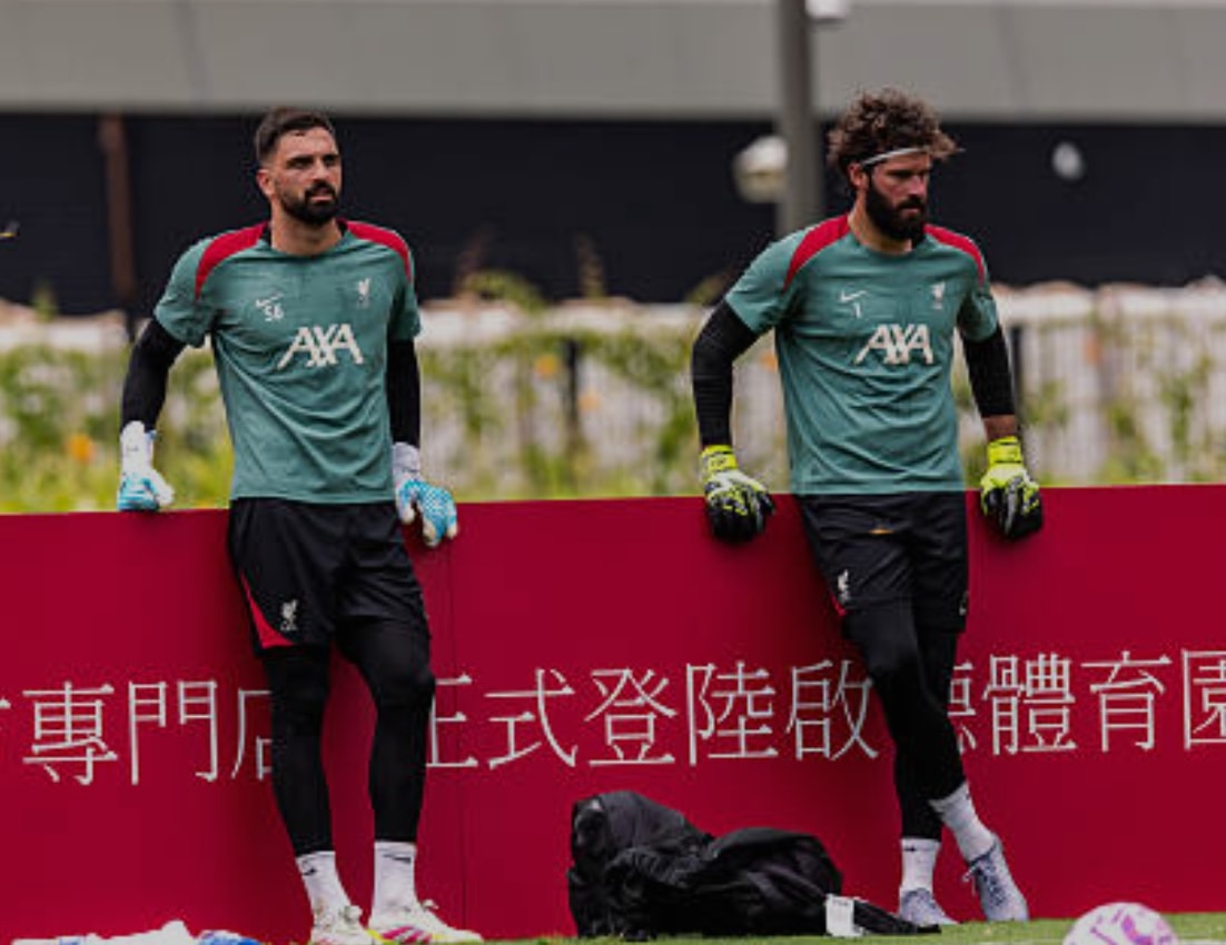 Alisson Becker và Giorgi Mamardashvili cạnh tranh vị trí chính thức tại Liverpool.