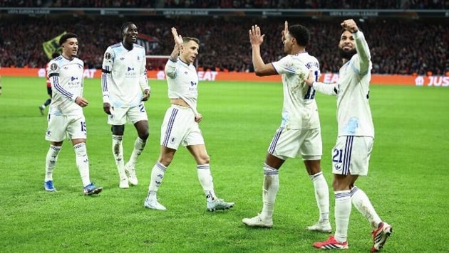 Aston Villa ăn mừng chiến thắng trước Lille