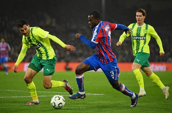 Các cầu thủ Crystal Palace bế tắc trong việc tìm đường vào khung thành AEK Larnaca