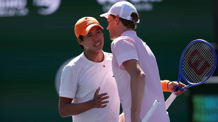 Sinner (mũ trắng) thắng áp đảo Tien (mũ cam) ở trận tứ kết Indian Wells 2026