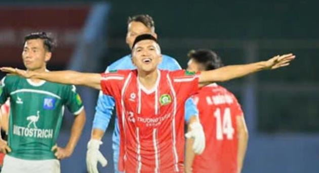 Dương Văn Khoa ghi bàn từ giữa sân.