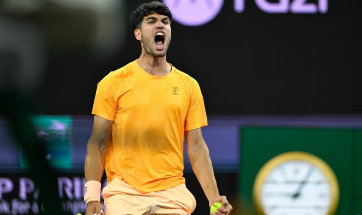 Carlos Alcaraz ăn mừng chiến thắng tại tứ kết Indian Wells 2026