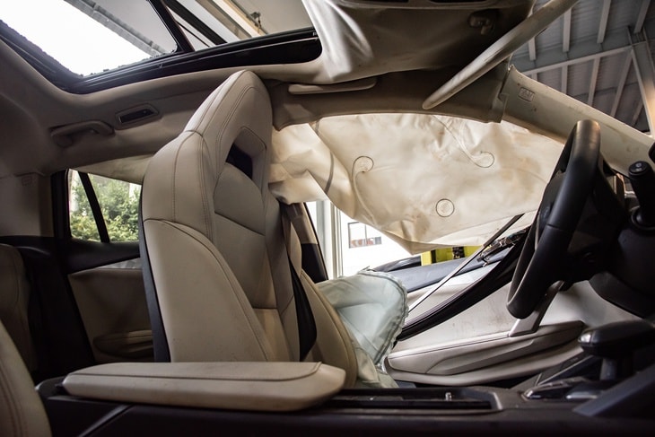 Hệ thống túi khí rèm trên Lynk & Co 06 bung ra để bảo vệ người ngồi trong xe