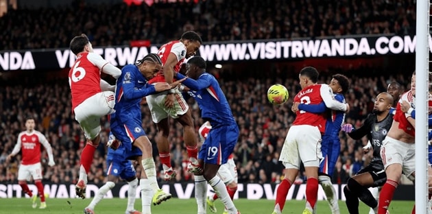 Arsenal xé lưới Chelsea ở tình huống cố định.