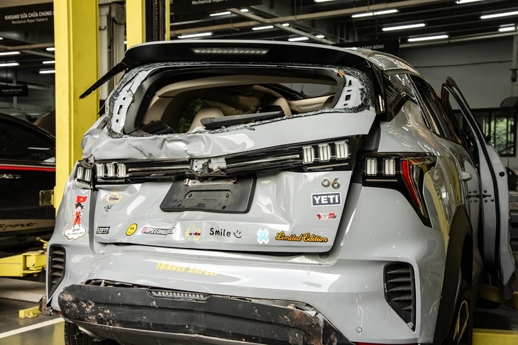 Chiếc xe Lynk & Co 06 bị biến dạng mạnh phần đuôi xe sau khi lật nhiều vòng