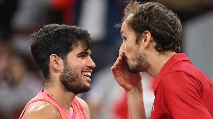 Alcaraz và Medvedev trong một pha bóng kịch tính tại Indian Wells