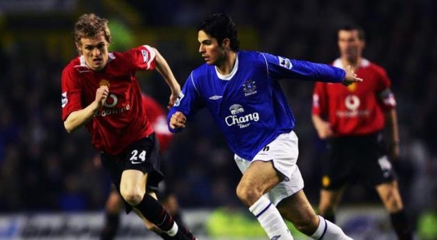 Mikel Arteta trong màu áo Everton thời còn thi đấu.