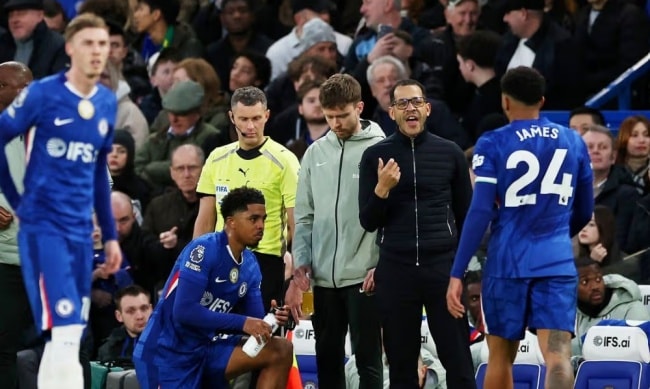 Các cầu thủ Chelsea thất vọng sau trận thua 0-1 trước Newcastle.