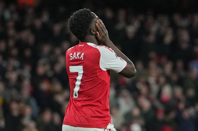 Bukayo Saka bế tắc trước hàng thủ lùi sâu của Everton