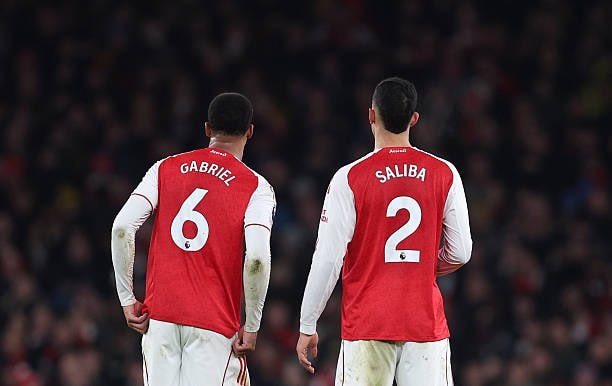 Cặp trung vệ Arsenal đã có ngày thi đấu xuất sắc.