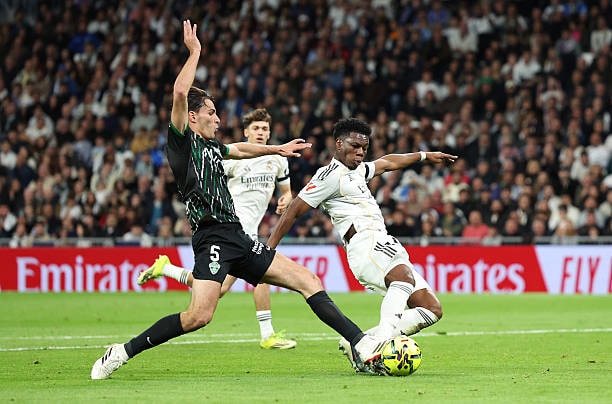 Aurelien Tchouameni kiểm soát khu vực giữa sân