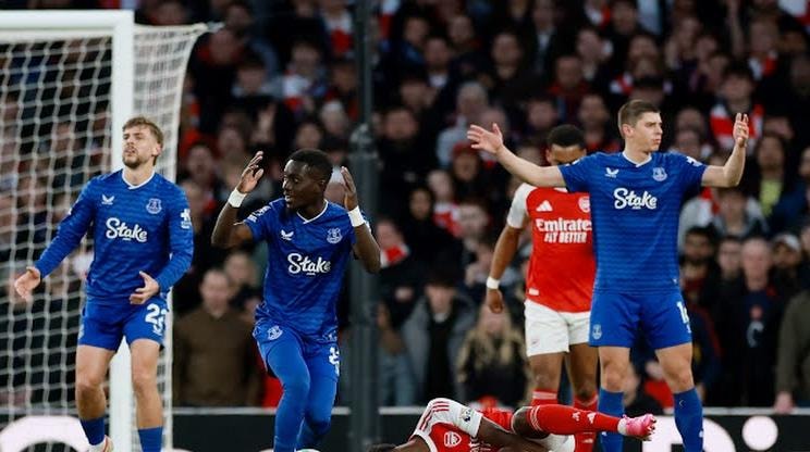 Trận đấu hấp dẫn từ những phút đầu giữa Arsenal và Everton tại sân Emirates.