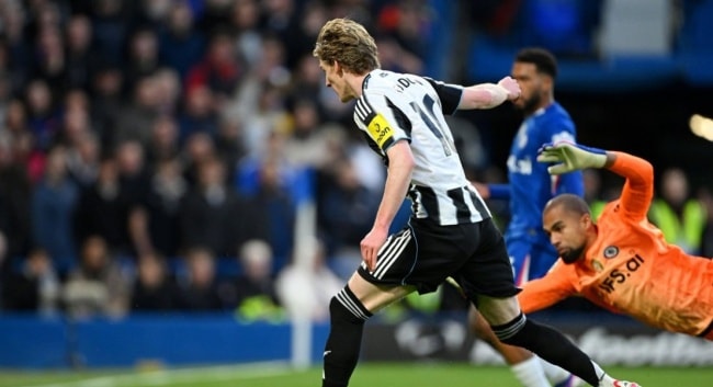 Gordon sút tung lưới Chelsea.