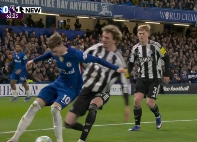 Tình huống tranh chấp giữa Cole Palmer và Nick Woltemade trong vòng cấm.